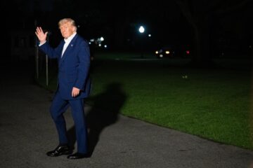 El presidente estadounidense, Donald Trump, llega al jardín sur de la Casa Blanca en Washington, DC, EE. UU., después de su periplo por Oriente Medio. EFE/EPA/ANNABELLE GORDON / POOL
