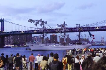 La gente mira al Cuauhtémoc, un buque escuela de la Armada mexicana, en el East River después de que el barco chocara contra el puente de Brooklyn, en Nueva York, el 17 de mayo de 2025. EFE/EPA/PORTER BINKS