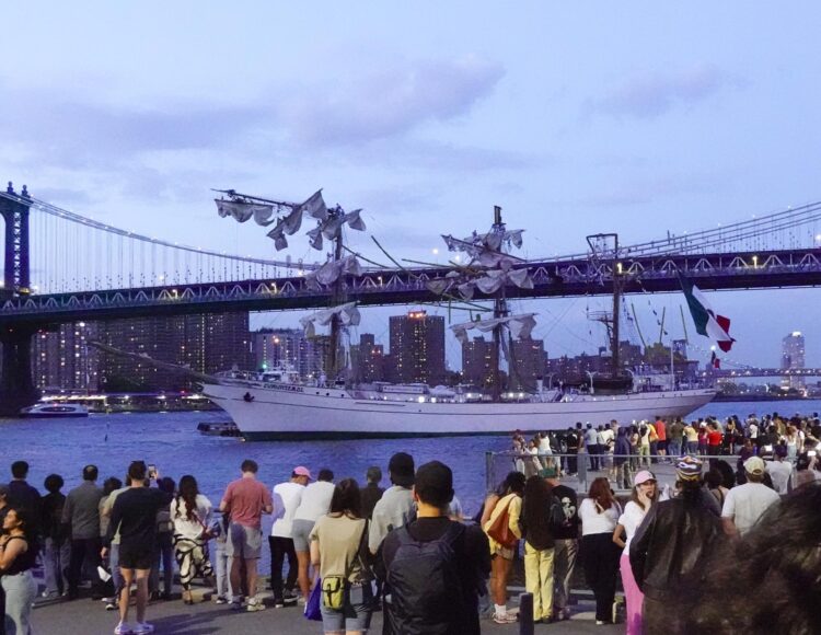 La gente mira al Cuauhtémoc, un buque escuela de la Armada mexicana, en el East River después de que el barco chocara contra el puente de Brooklyn, en Nueva York, el 17 de mayo de 2025. EFE/EPA/PORTER BINKS