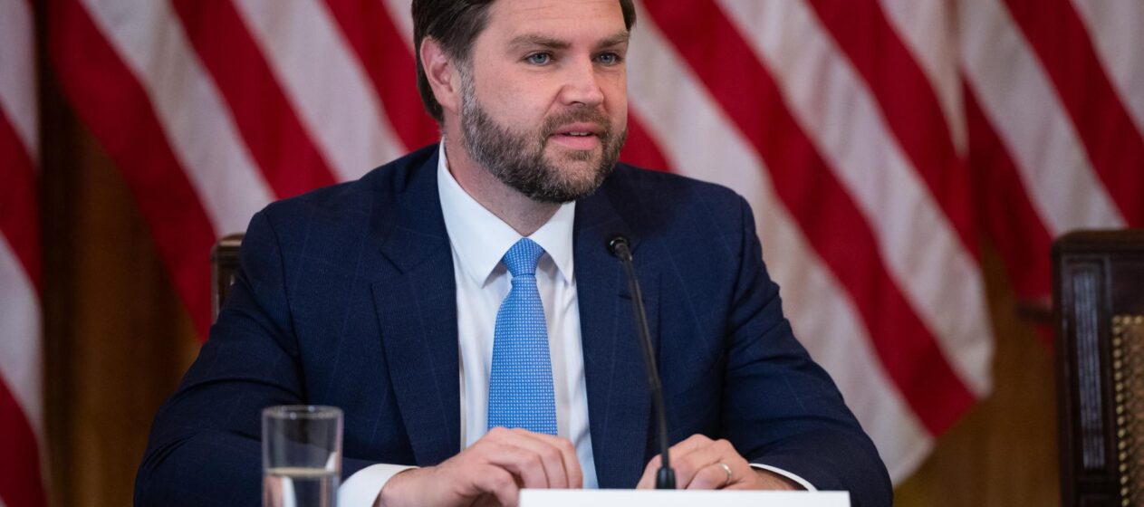 El vicepresidente de Estados Unidos, JD Vance, advirtió a los aficionados que "tendrán que irse a casa" y evitar quedarse en territorio estadounidense tras concluir el Mundial de Fútbol de 2026, que su país organizará junto con Canadá y Mexico. EFE/EPA/FRANCIS CHUNG / POOL