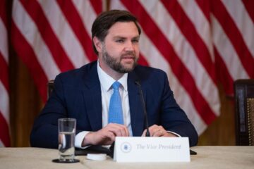El vicepresidente de Estados Unidos, JD Vance, advirtió a los aficionados que "tendrán que irse a casa" y evitar quedarse en territorio estadounidense tras concluir el Mundial de Fútbol de 2026, que su país organizará junto con Canadá y Mexico. EFE/EPA/FRANCIS CHUNG / POOL