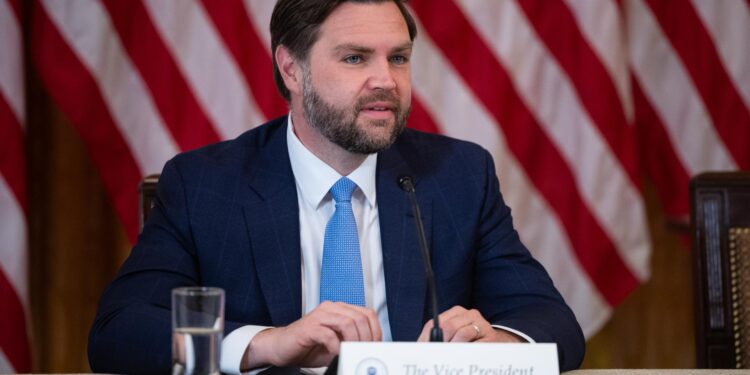 El vicepresidente de Estados Unidos, JD Vance, advirtió a los aficionados que "tendrán que irse a casa" y evitar quedarse en territorio estadounidense tras concluir el Mundial de Fútbol de 2026, que su país organizará junto con Canadá y Mexico. EFE/EPA/FRANCIS CHUNG / POOL