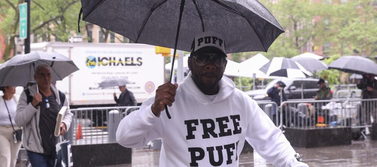 Un partidario de Sean 'Diddy' Combs entra al juzgado federal en Nueva York, EE.UU., el 9 de mayo de 2025. EFE/SARAH YENESEL
