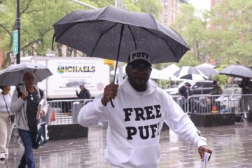 Un partidario de Sean 'Diddy' Combs entra al juzgado federal en Nueva York, EE.UU., el 9 de mayo de 2025. EFE/SARAH YENESEL