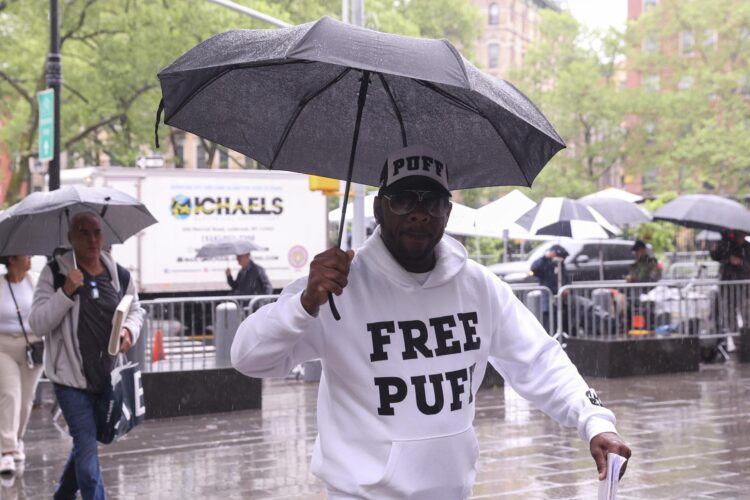 Un partidario de Sean 'Diddy' Combs entra al juzgado federal en Nueva York, EE.UU., el 9 de mayo de 2025. EFE/SARAH YENESEL