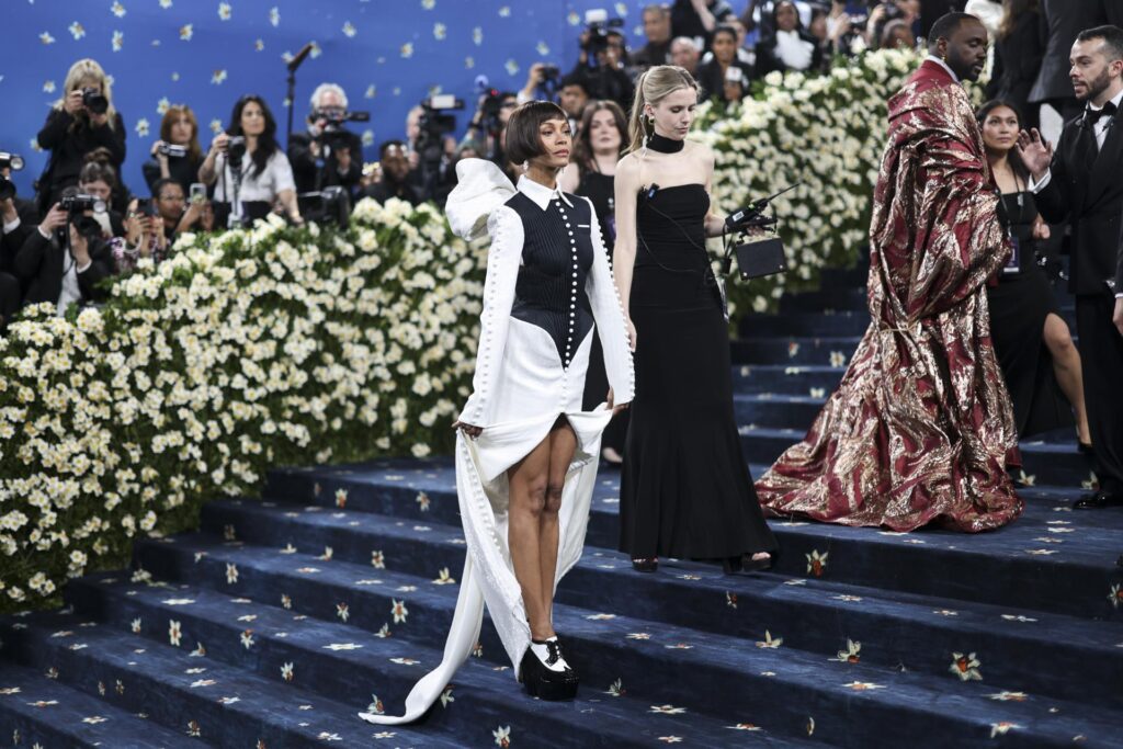 f0a2c4c471332bf5caee2a2d98e11f88e6b0e274w-683x1024 Bad Bunny, Shakira y Zoe Saldaña, entre las estrellas hispanas invitadas a la Met Gala