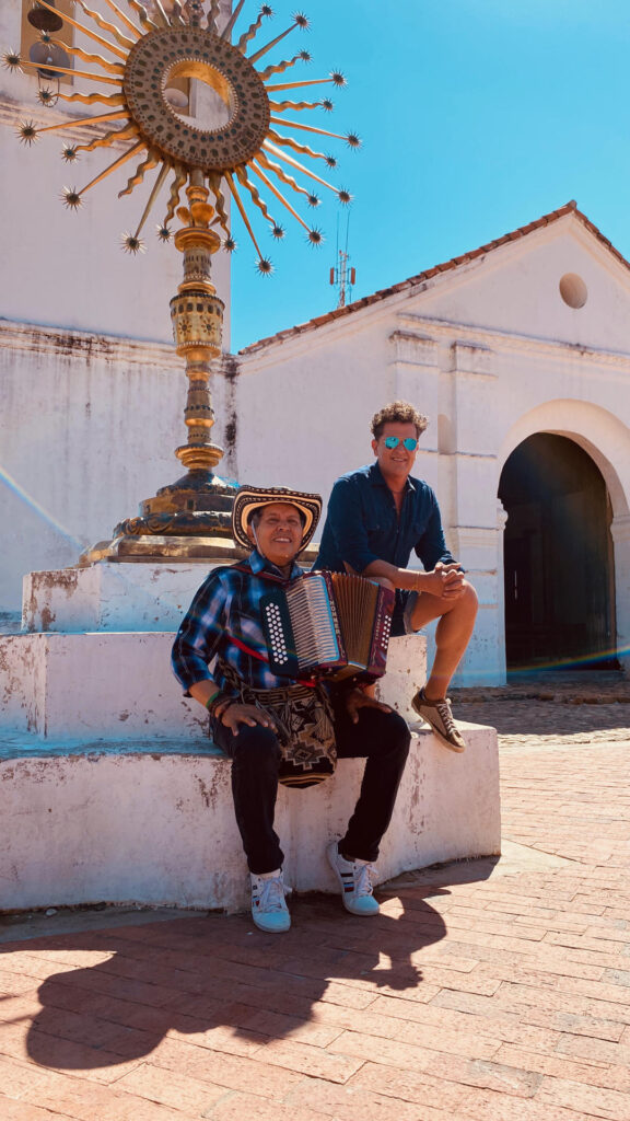 08ce00221f8e586eba395780314428d81786904fw-768x1024 Carlos Vives honra a Escalona y Gabo con nueva versión de álbum ganador de un Latin Grammy