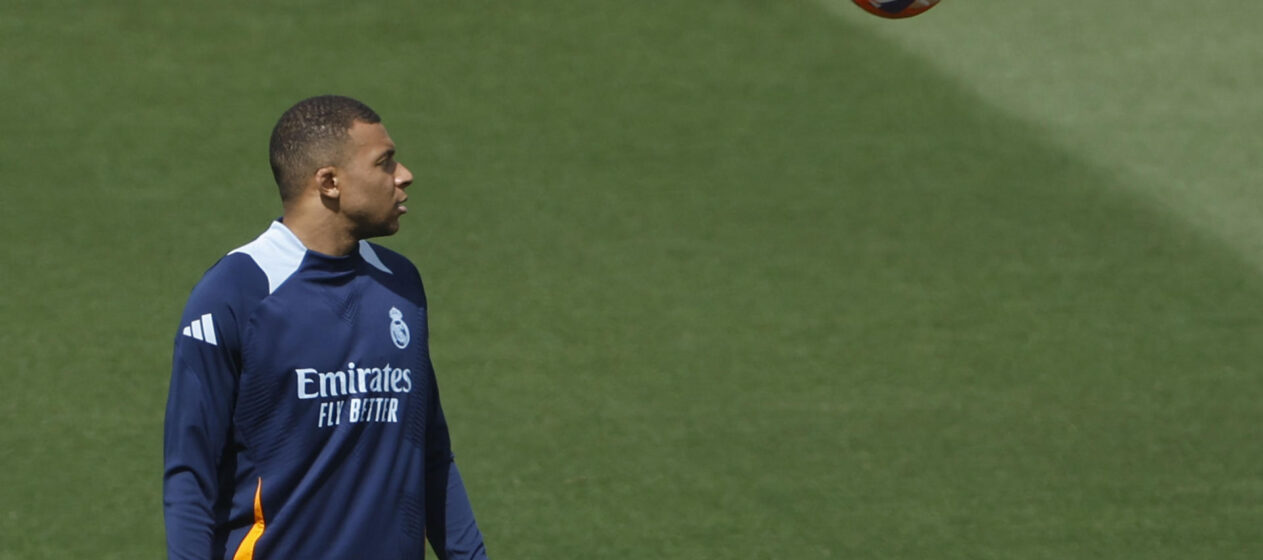 El delantero del Real Madrid Kylian Mbappé (c) participa en un entrenamiento del equipo en la Ciudad Deportiva de Valdebebas (Madrid). El Real Madrid se enfrenta al Celta de Vigo en un partido de LaLiga. EFE/ Juan Carlos Hidalgo
