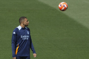 El delantero del Real Madrid Kylian Mbappé (c) participa en un entrenamiento del equipo en la Ciudad Deportiva de Valdebebas (Madrid). El Real Madrid se enfrenta al Celta de Vigo en un partido de LaLiga. EFE/ Juan Carlos Hidalgo