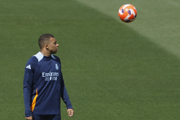 El delantero del Real Madrid Kylian Mbappé (c) participa en un entrenamiento del equipo en la Ciudad Deportiva de Valdebebas (Madrid). El Real Madrid se enfrenta al Celta de Vigo en un partido de LaLiga. EFE/ Juan Carlos Hidalgo