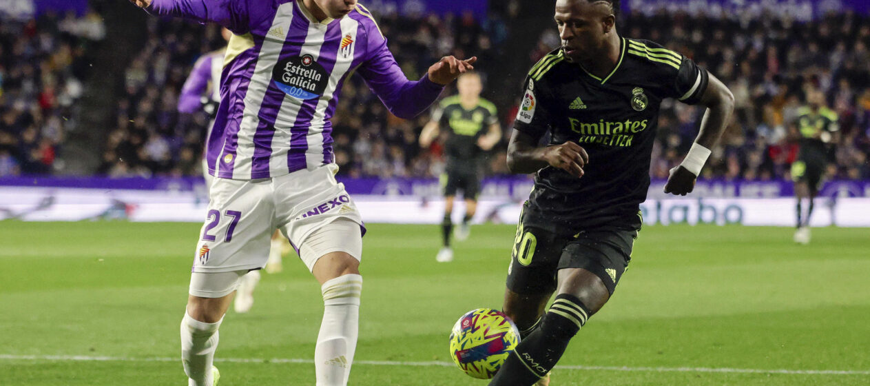 El defensa del Valladolid Iván Fresneda (i) pelea un balón con Vinicius Junior, del Real Madrid, durante el partido de Liga en Primera División que disputaron en el estadio José Zorrilla, en Valladolid. EFE/R. García