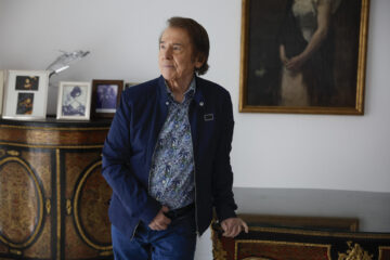 El cantante español Raphael en una entrevista con EFE, solo cuatro meses y medio después de su hospitalización y listo para recuperar su agenda profesional. EFE/ Juan Carlos Hidalgo