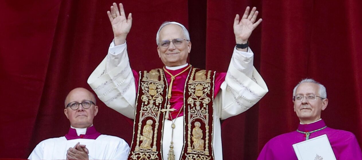 nuevo papa León XIV, el cardenal estadounidense Roberto Francisco Prevost, bendice a los fieles EFE/EPA/FABIO FRUSTACI