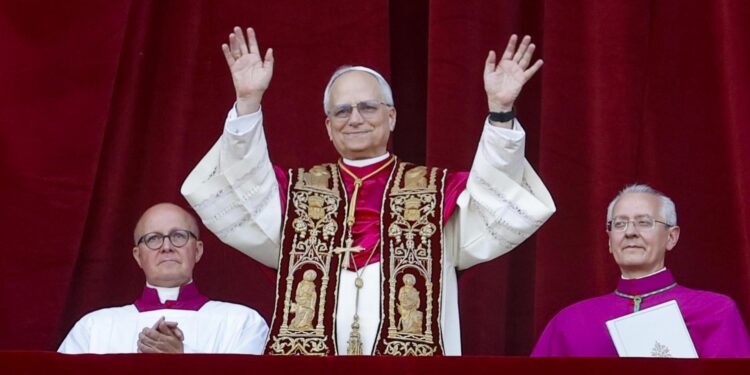nuevo papa León XIV, el cardenal estadounidense Roberto Francisco Prevost, bendice a los fieles EFE/EPA/FABIO FRUSTACI