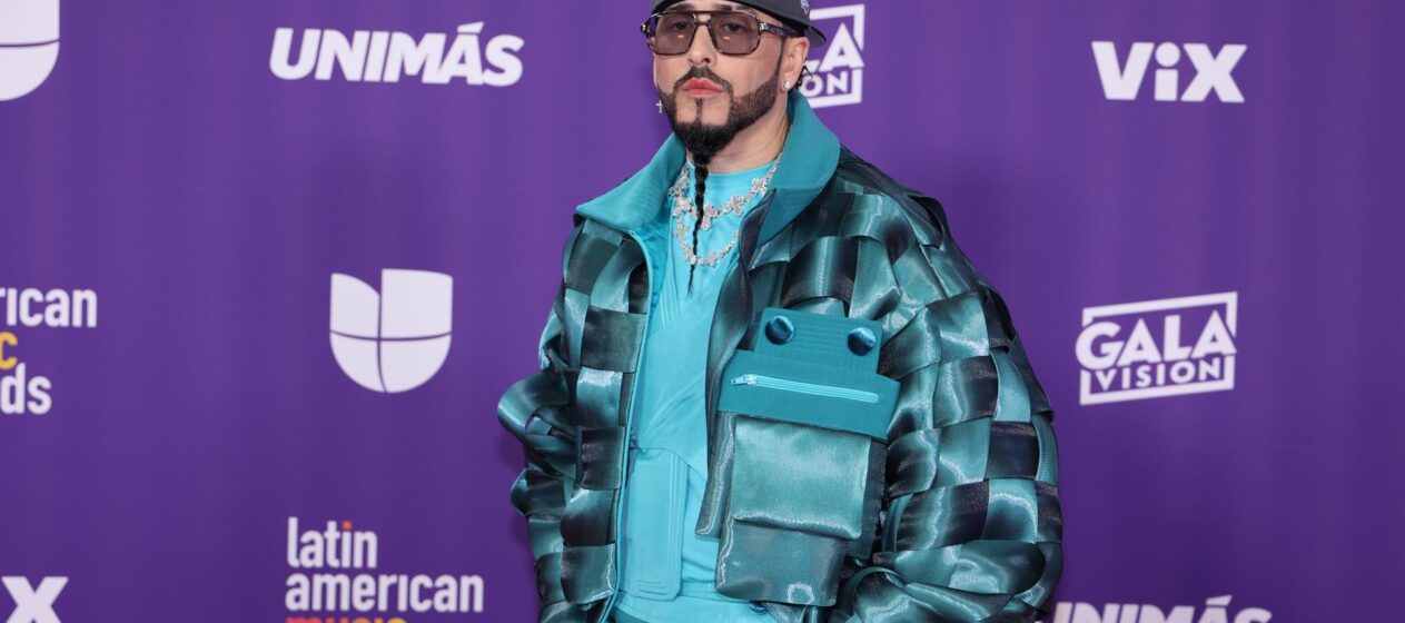 Fotografía de archivo del 25 de abril de 2024 del cantante puertorriqueño Yandel posando en la alfombra roja de la novena edición de los premios Latin American Music Awards en Las Vegas (Estados Unidos). EFE/Ronda Churchill