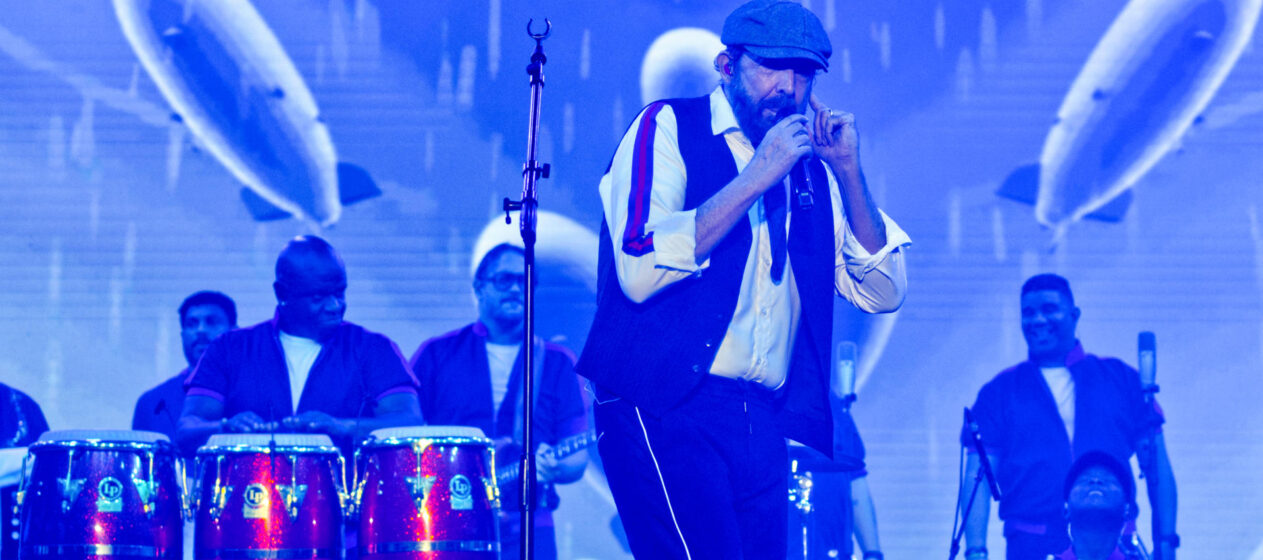 El cantante dominicano Juan Luis Guerra se presenta en el Garnier Green Fest 2025 este sábado, en la Plaza de la Independencia, en San Juan (Puerto Rico). EFE/Thais Llorca