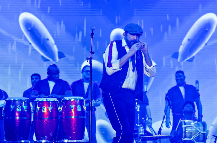 El cantante dominicano Juan Luis Guerra se presenta en el Garnier Green Fest 2025 este sábado, en la Plaza de la Independencia, en San Juan (Puerto Rico). EFE/Thais Llorca