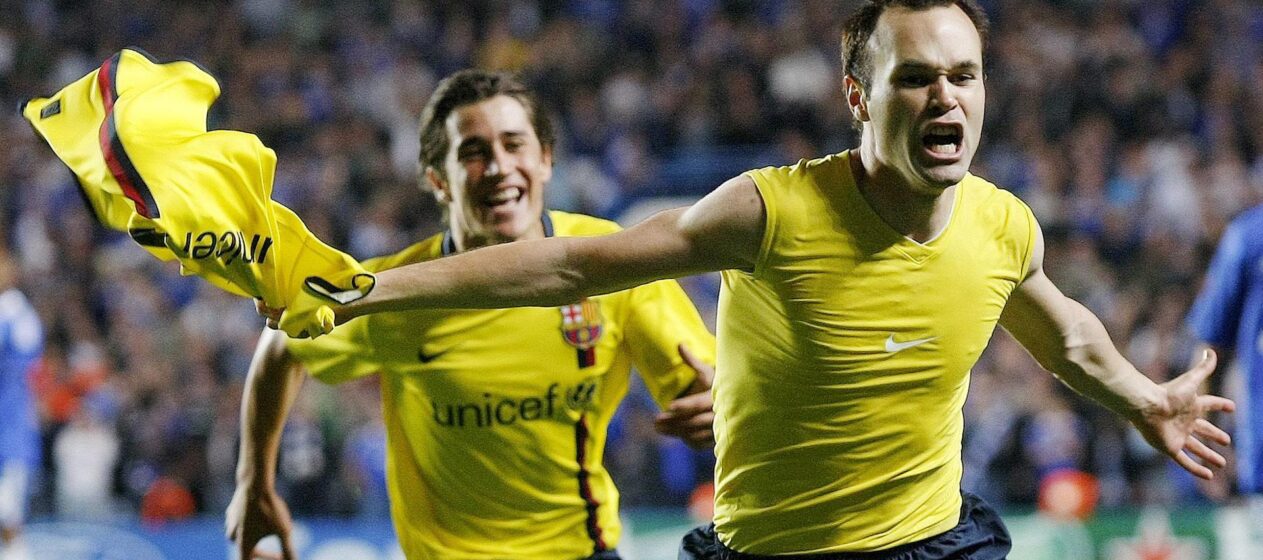 El centrocampista del F. C. Barcelona, Andrés Iniesta (d) y su compañero Bojan, celebran el gol que les dio el pase a la final de la liga de campeones en Stamford Bridge el 6 de mayo de 2009.. EFE / Felipe Trueba.