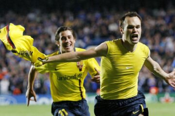 El centrocampista del F. C. Barcelona, Andrés Iniesta (d) y su compañero Bojan, celebran el gol que les dio el pase a la final de la liga de campeones en Stamford Bridge el 6 de mayo de 2009.. EFE / Felipe Trueba.