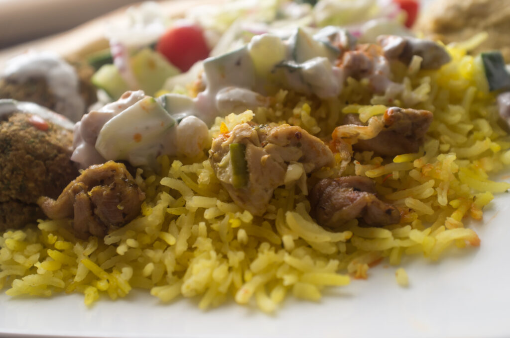dreamstime_m_99913566-1024x680 Pollo con Arroz y Salsa Blanca al Estilo Halal Cart