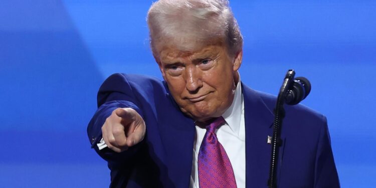 El presidente de Estados Unidos, Donald Trump, afirmó que el exdirector del FBI James Comey "sabía exactamente" el significado de una polémica foto que publicó en Instagram, la cual ha motivado que las autoridades lo investiguen por una supuesta amenaza. EFE/EPA/ALI HAIDER