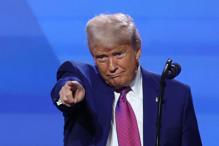 El presidente de Estados Unidos, Donald Trump, afirmó que el exdirector del FBI James Comey "sabía exactamente" el significado de una polémica foto que publicó en Instagram, la cual ha motivado que las autoridades lo investiguen por una supuesta amenaza. EFE/EPA/ALI HAIDER