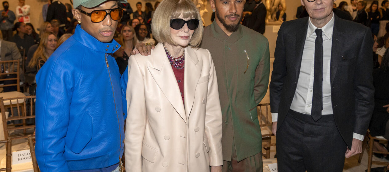 De izquierda a derecha, el cantautor, productor, actor, diseñador, empresario y filántropo estadounidense, Pharrell Williams, la redactora jefe de la revista Vogue, Anna Wintour, el piloto británico de Formula 1, Lewis Hamilton y el comisario del Museo Metropolitano (Met), posan durante una conferencia de prensa sobre la exposición 'Superfine: Tailoring Black Style', en la sede del Museo Metropolitano (Met) de Nueva York (EE.UU.). Imagen de archivo. EFE/Ángel Colmenares