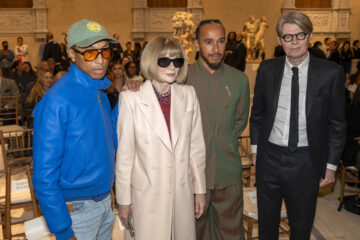 De izquierda a derecha, el cantautor, productor, actor, diseñador, empresario y filántropo estadounidense, Pharrell Williams, la redactora jefe de la revista Vogue, Anna Wintour, el piloto británico de Formula 1, Lewis Hamilton y el comisario del Museo Metropolitano (Met), posan durante una conferencia de prensa sobre la exposición 'Superfine: Tailoring Black Style', en la sede del Museo Metropolitano (Met) de Nueva York (EE.UU.). Imagen de archivo. EFE/Ángel Colmenares