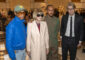 De izquierda a derecha, el cantautor, productor, actor, diseñador, empresario y filántropo estadounidense, Pharrell Williams, la redactora jefe de la revista Vogue, Anna Wintour, el piloto británico de Formula 1, Lewis Hamilton y el comisario del Museo Metropolitano (Met), posan durante una conferencia de prensa sobre la exposición 'Superfine: Tailoring Black Style', en la sede del Museo Metropolitano (Met) de Nueva York (EE.UU.). Imagen de archivo. EFE/Ángel Colmenares