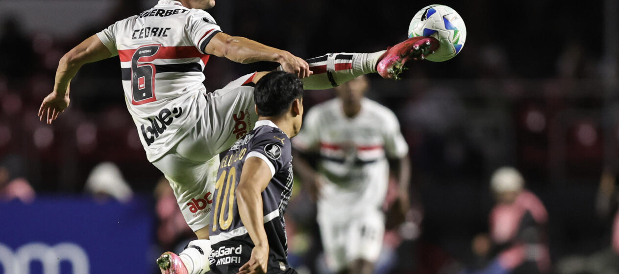 Cédric (arriba) de Sao Paulo disputa un balón con Lorenzo Melgarejo de Libertad en el partido de la quinta fecha de la fase de grupos de la Copa Libertadores que igualaron este miércoles 1-1 en el estadio Morumbi. EFE/ Isaac Fontana