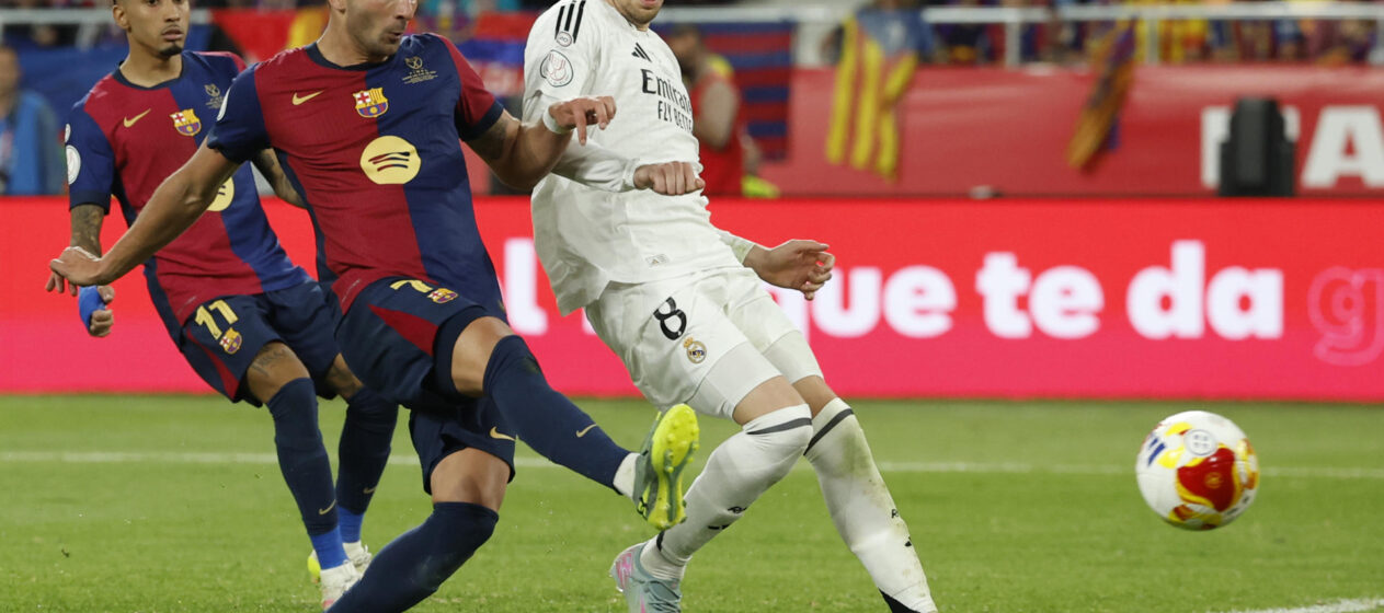 Fotografía de Julio Muñoz en la que puede verse al futbolista del FC. Barcelona Ferrán Torres (i) y al del Real Madrid Federico Valverde (d) en el último clásico jugado por ambos equipos, la final de la Copa del Rey, en abril de 2025. EFE