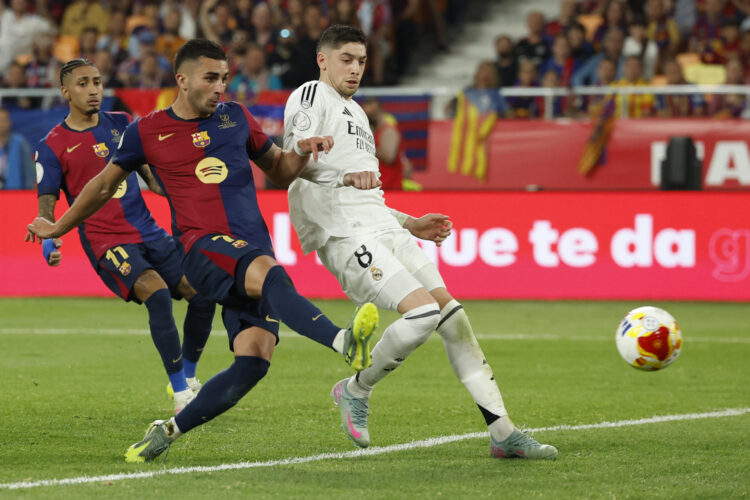 Fotografía de Julio Muñoz en la que puede verse al futbolista del FC. Barcelona Ferrán Torres (i) y al del Real Madrid Federico Valverde (d) en el último clásico jugado por ambos equipos, la final de la Copa del Rey, en abril de 2025. EFE
