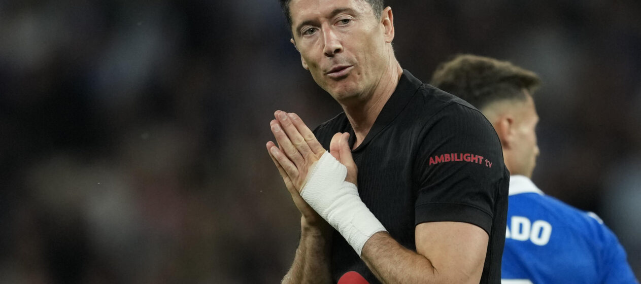 El delantero polaco del FC Barcelona, Robert Lewandowski,en el RCDE Stadium, en Cornellá de Llobregat, Barcelona. EFE / Alejandro García.
