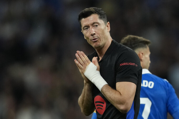 El delantero polaco del FC Barcelona, Robert Lewandowski,en el RCDE Stadium, en Cornellá de Llobregat, Barcelona. EFE / Alejandro García.