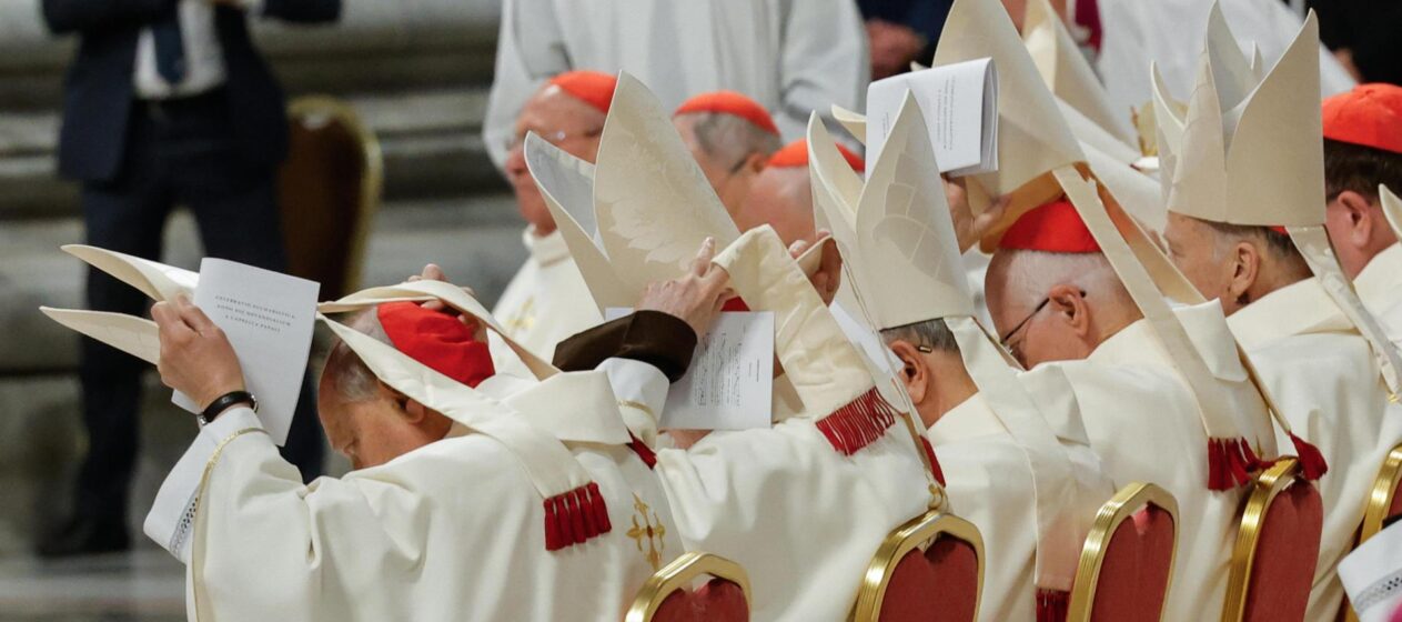 Cardenales asisten a la Novena Misa Novendial en memoria del papa Francisco en la Basílica de San Pedro, Ciudad del Vaticano, el 4 de mayo de 2025. EFE/EPA/GIUSEPPE LAMI