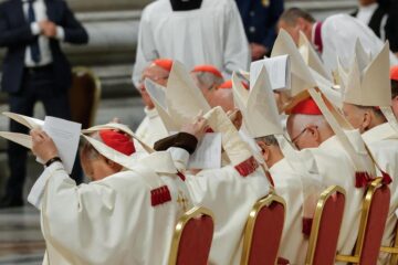 Cardenales asisten a la Novena Misa Novendial en memoria del papa Francisco en la Basílica de San Pedro, Ciudad del Vaticano, el 4 de mayo de 2025. EFE/EPA/GIUSEPPE LAMI