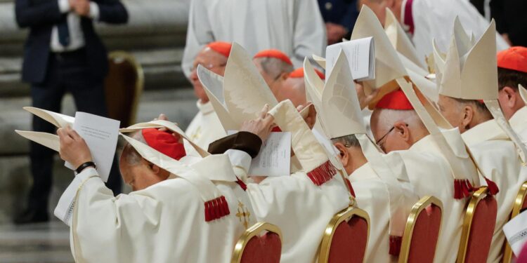 Cardenales asisten a la Novena Misa Novendial en memoria del papa Francisco en la Basílica de San Pedro, Ciudad del Vaticano, el 4 de mayo de 2025. EFE/EPA/GIUSEPPE LAMI