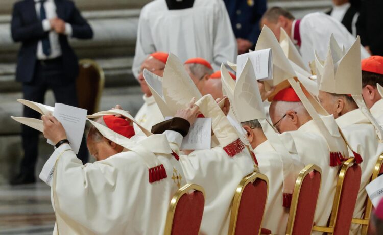 Cardenales asisten a la Novena Misa Novendial en memoria del papa Francisco en la Basílica de San Pedro, Ciudad del Vaticano, el 4 de mayo de 2025. EFE/EPA/GIUSEPPE LAMI