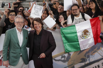El actor norteamericano Tom Cruise (d) y el director Christopher McQuarrie posan durante la alfombra roja de la premiere de la película 'Misión Imposible: la sentencia final', este martes en Ciudad de México (México). EFE/ Isaac Esquivel