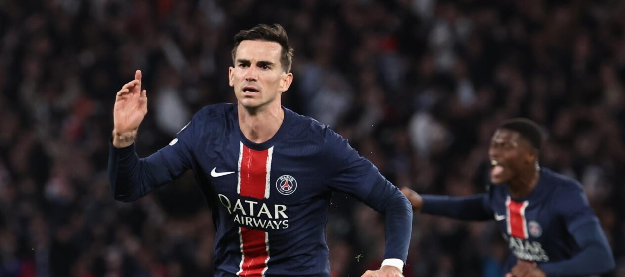 El jugador español del PSG Fabian Ruiz celebra el 1-0 durante el partido de vuelta de la UEFA Champions League jugado en el Parque de los Príncipes en París, Francia. EFE/EPA/CHRISTOPHE PETIT TESSON