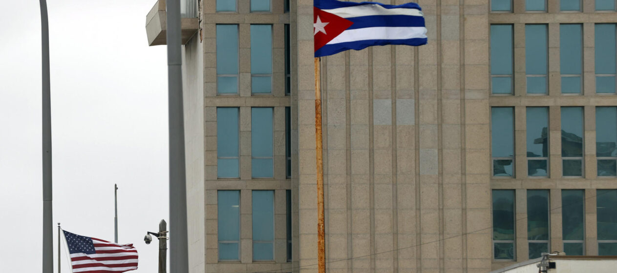 Fotografía de archivo de una vista general de la sede de la Embajada de Estados Unidos en La Habana, frente a la que ondean las banderas de EE.UU. y Cuba (d). EFE/Ernesto Mastrascusa