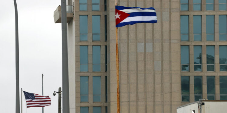 Fotografía de archivo de una vista general de la sede de la Embajada de Estados Unidos en La Habana, frente a la que ondean las banderas de EE.UU. y Cuba (d). EFE/Ernesto Mastrascusa