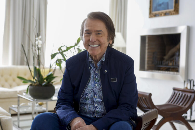 Fotografía de archivo del cantante español Raphael. EFE/ Juan Carlos Hidalgo