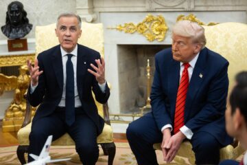 Fotografía del 6 de mayo de 2025 de la reunión en Washington entre el primer ministro de Canadá, Mark Carney, y el presidente de EE.UU., Donald Trump. EFE/EPA/FRANCIS CHUNG / POOL