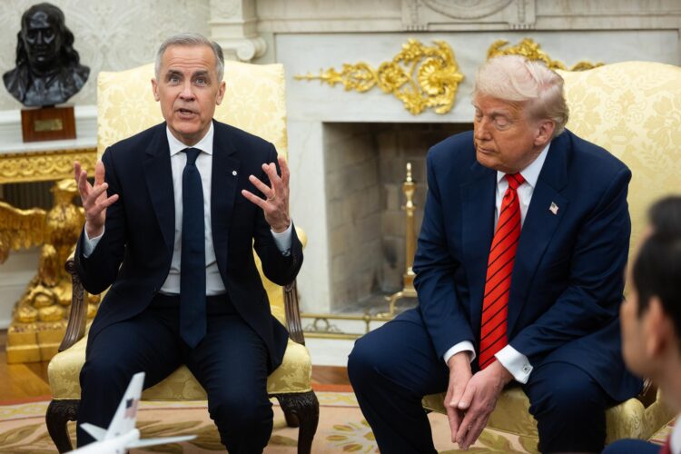 Fotografía del 6 de mayo de 2025 de la reunión en Washington entre el primer ministro de Canadá, Mark Carney, y el presidente de EE.UU., Donald Trump. EFE/EPA/FRANCIS CHUNG / POOL