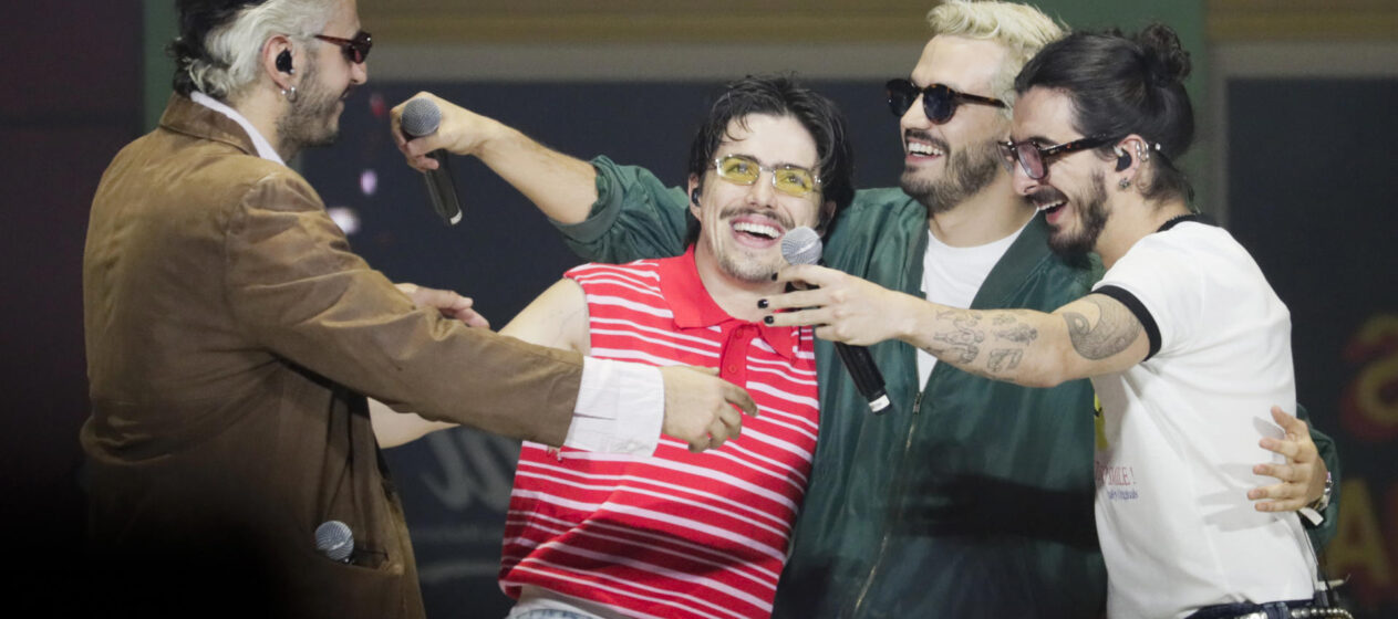 Fotografía de archivo, tomada el pasado 14 de mayo, de los integrantes de la banda colombiana de pop Morat, Juan Pablo Isaza (i), Martín Vargas Morales (2-i), Juan Pablo Villamil (2-d) y Simón Vargas Morales (d), durante un concierto en Bogotá, en el que presentaron su quinto álbum de estudio: 'Ya es mañana'. EFE/Carlos Ortega
