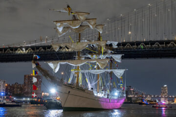 Fotografía del buque escuela mexicano Cuauhtémoc junto al puente de Brooklyn este sábado, en Nueva York (EE.UU.). EFE/ Angel Colmenares
