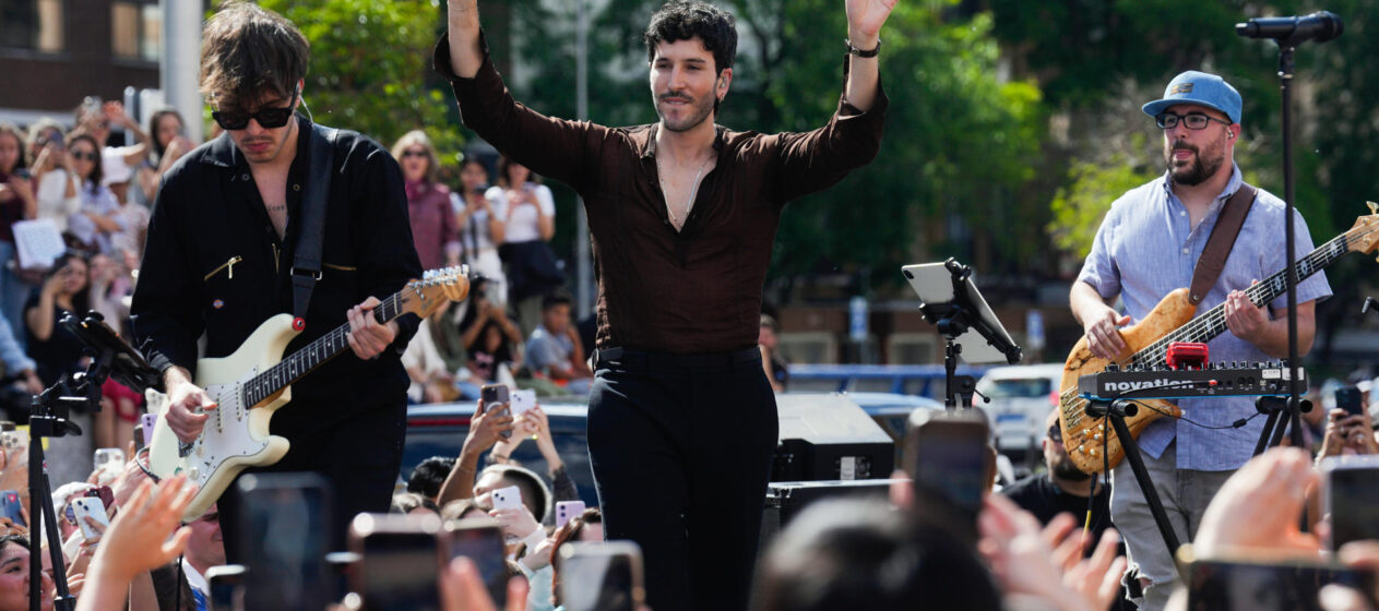 El cantante colombiano Sebastián Yatra durante una actuación sorpresa celebrada este 16 de mayo de 2025, en Madrid. EFE/ Borja Sanchez-trillo