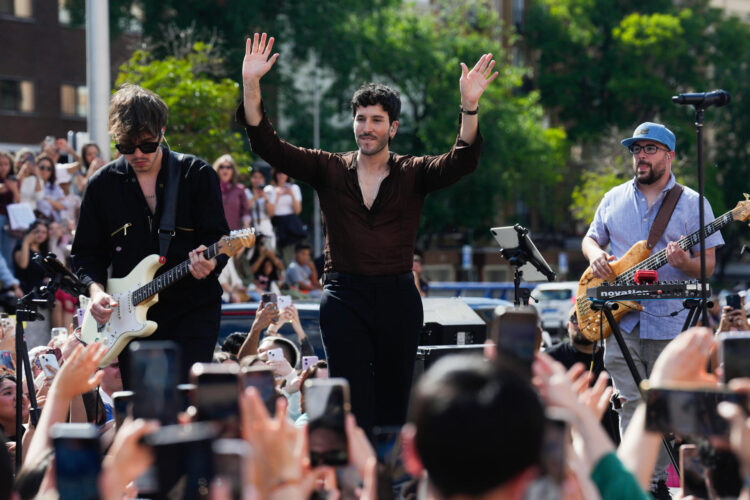 El cantante colombiano Sebastián Yatra durante una actuación sorpresa celebrada este 16 de mayo de 2025, en Madrid. EFE/ Borja Sanchez-trillo