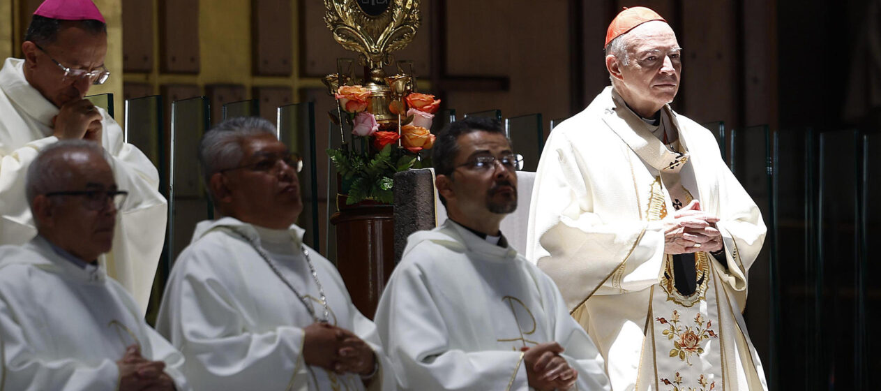 El arzobispo primado de México, Carlos Aguiar Retes (d), oficia una misa en honor al papa Francisco en la Basílica de Guadalupe de Ciudad de México (México). Retes es uno de los papas latinoamericanos que participará en el cónclave. EFE/ Sáshenka Gutiérrez